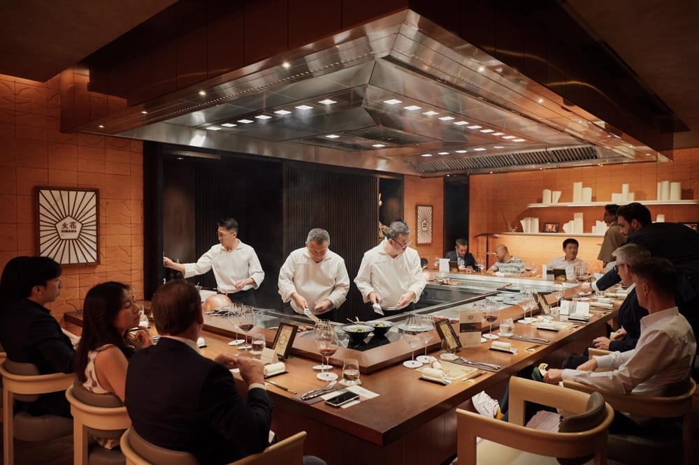 Không gian bếp mở, giúp thực khách trải nghiệm quan sát món ăn từ lúc sơ chế nguyên liệu đến khi hoàn thành (Nguồn: Koki - Capella Hanoi)